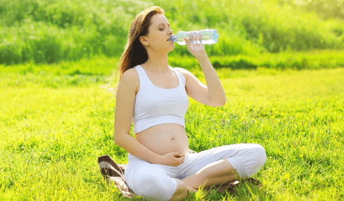 Phụ nữ mang thai uống nhiều nước